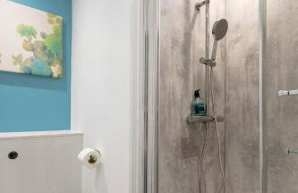 Stylish 2-Bed Flat with Balcony Near Haymarket - Pass the Keys - Foto 29