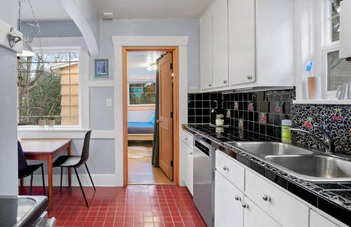 Greenlake Craftsman - Hot Tub, AC, Dog Friendly - Photo 10