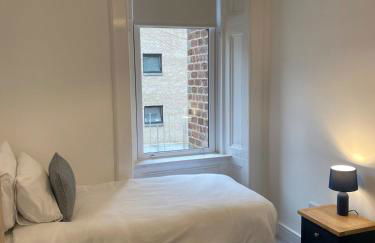 Spacious 2 bed sleeps 5 above traditional music pub - Foto 11