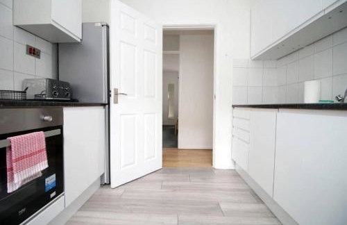 Peaceful 3 Bed Flat with Parking and Balcony by CTO Serviced Apartments - Foto 11