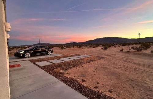 Serene Modern Home Backdoor with great WiFi, games, movies, patio seating and bbq Easy Access to North Joshua Tree National Park in 10 minutes - Foto 17