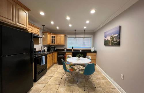 Two bedroom apt with desk washer dryer & pool - Foto 15