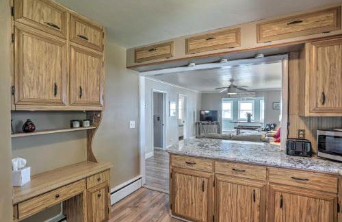 Lakefront Cottage with Fishing and Private Yard! - Foto 11