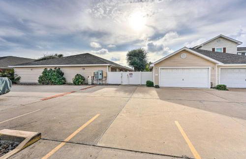 Sunny Townhome with Pool Access about 1 Mi to Beach - Foto 23