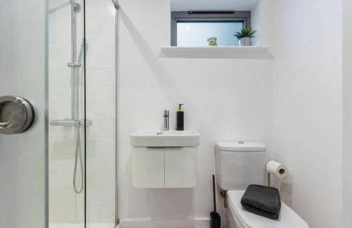 St Albans Centre Home - 4BR - 2 FREE parking - Photo 22