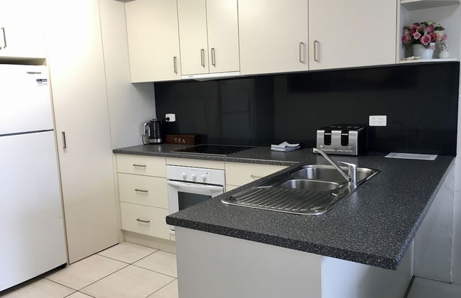 Burleigh Palms Holiday Apartments - Photo 8