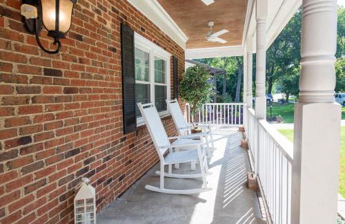 Spacious 4BR House Sleeps 9 Outdoor Lounge with Fire Pit plus Games - Foto 50