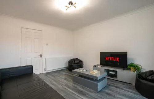 Stylish 2-Bed Home in Nottingham WiFi - Pass the Keys - Photo 9