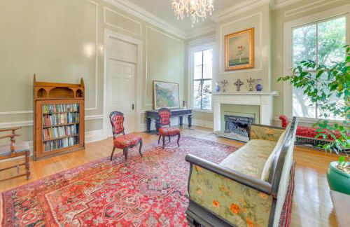 Ornate Victorian Home with Courtyard and Fire Pit! - Foto 5