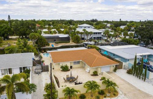 Private Village Home with Heated pool & spa with private front courtyard - Photo 30