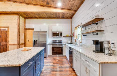 Hot Tub & Mtn Views: Pet-Friendly Englewood Cabin - Photo 9