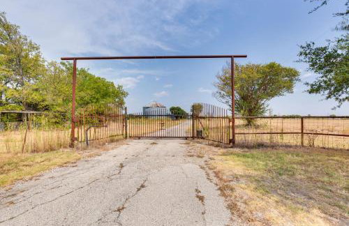 Unwind Fireside Wills Point Gem with Hot Tub and Pond - Foto 39