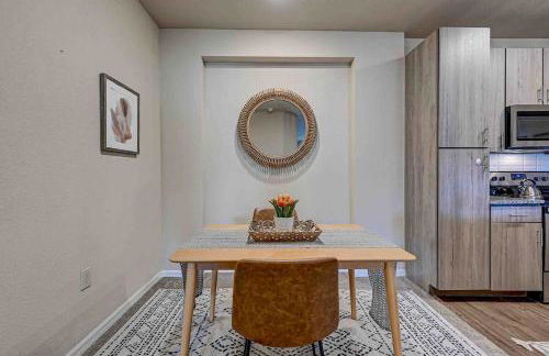 Boho Oasis w KING Bed w POOL Nr AIRPTShoppingDWTN - Foto 15