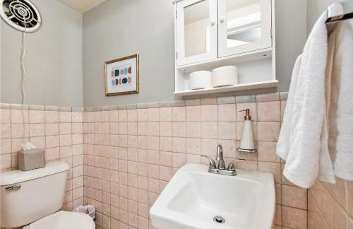 Tahanan - Cozy 4BD Near Downtown & UND - Gameroom - Foto 32