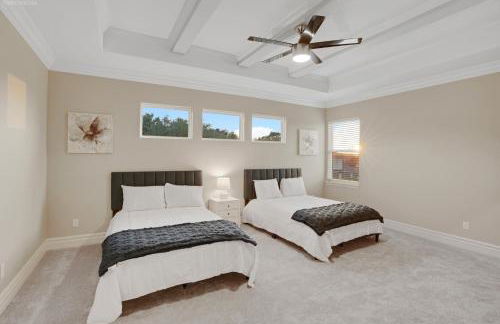 Newly Built Stylish Retreat with Designer Kitchen - Near Park & Beach - Foto 14