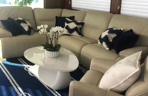 Luxury Afloat Yacht Paradise 3 bedrooms 3bath 5 beds with full Marina view - Foto 1