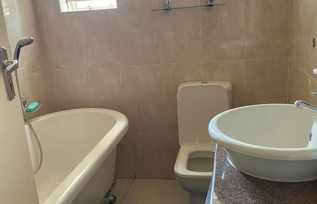 Luxurious 4 bed With Pool in Helensvale - 2255 - Foto 46