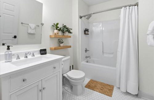 Mass Ave Retreat with Big Patio and Free Parking - Foto 34