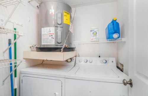 Ground Floor 2 Bdrm King Condo Close to Beach - Foto 25