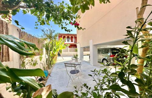 Tropical Garden Home - Cozy Ground Floor Stay - Foto 12