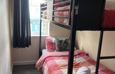 The Hive 2-Bed Apartment with Kitchen and Private Bathroom in Lively Monton Village - Sleeps 4 - Free WiFi - Parking Nearby - Foto 23