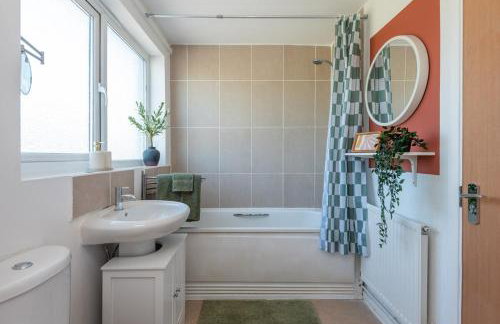 #30 Cozy & Stylish Studio Retreat - Near Odds Farm Park - Sleeps 2 - Perfect for business travelers and Couples - Free parking - Foto 11