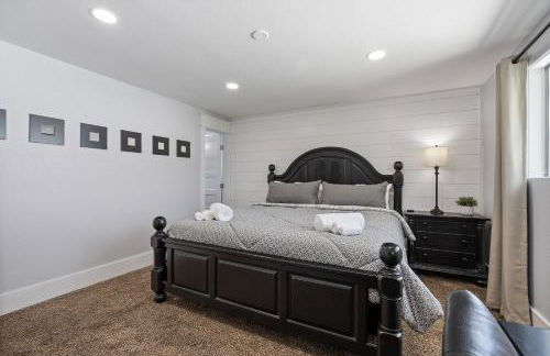 KING BED/Fresh Home/Seperate Big Screen Rooms/Park - Photo 11