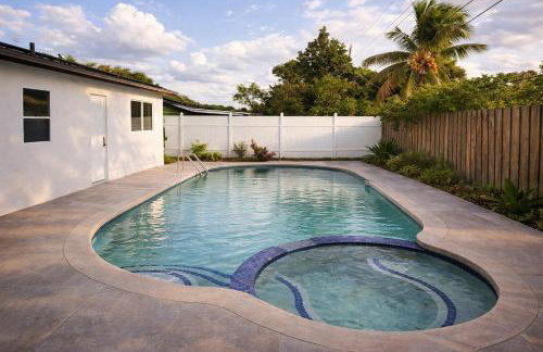Sunny Oasis Near the Beach with 4BR and 3BA Pool Home - Foto 13