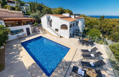 Villa León en Denia, vacaciones con barbacoa en terraza, piscina privada y vistas al Mediterráneo by Family Homes - Foto 1