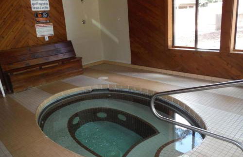 2BR Gated Escape With A Pool And Walk to Dining and Trails - Foto 29