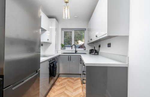 COZY 3 Bed House With Garden & Parking in Rochester, Kent Mins to Train Station, WiFi - Foto 14