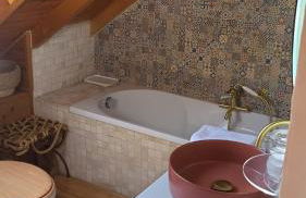 Charmingly Renovated Village House in Sintra, Penedo - Photo 12