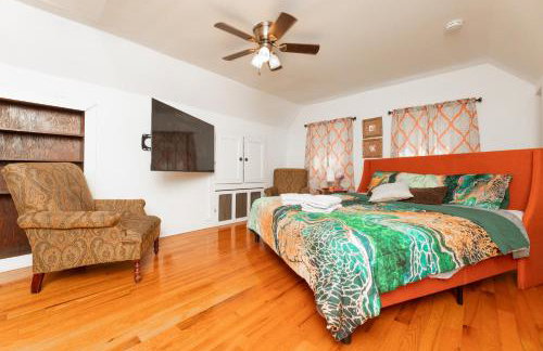 The Gem-3 Bedrooms! King, Full & Twin Beds, Sauna with Free Parking plus more - Foto 43