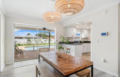 Stylish coastal retreat with Heated Saltwater pool - Foto 41