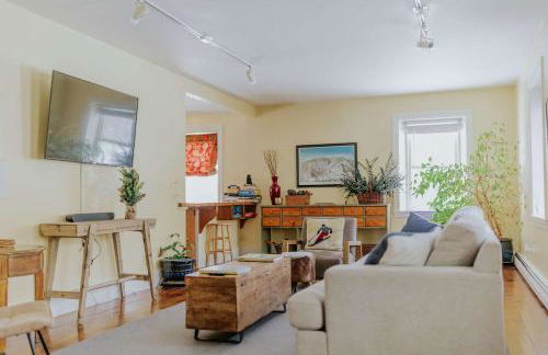 1820 House - VT Charm + Modern Comforts + Hot Tub - Foto 7