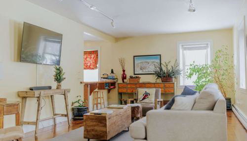 1820 House - VT Charm + Modern Comforts + Hot Tub - Foto 1