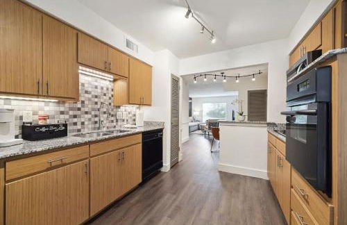 Special 2BR Galleria Condo Pool View Private Entrance - Foto 5