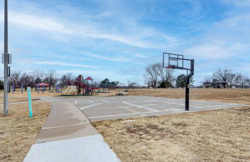 Bring the Family! Suburban Home with Yard in Omaha - Foto 28