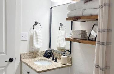 Remodeled 4BR 2BA Steps from Georgetown Square - Foto 9