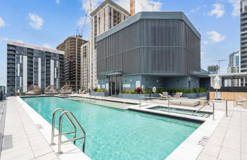 Downtown Condo with Den and Pool Access - Foto 55
