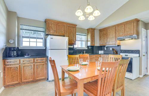 Walk to Shore Crystal Beach Home with Deck! - Foto 3