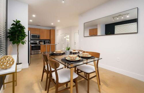 Downtown SA 2BR for 9 Pool Gym Free Parking Near River Walk - Photo 3