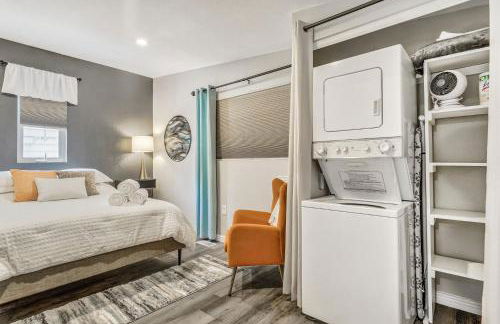 Walkable Downtown Stay with Fire Pit - Foto 11