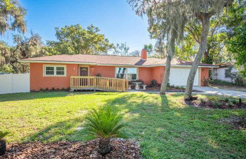 Wood Circle House - Dog Friendly with Fenced in Backyard - Foto 76