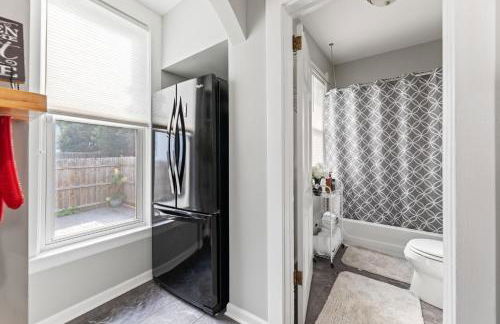 Luxe Suite with Pool Table, King Bed, 3 TVs, & Free Parking - Foto 7