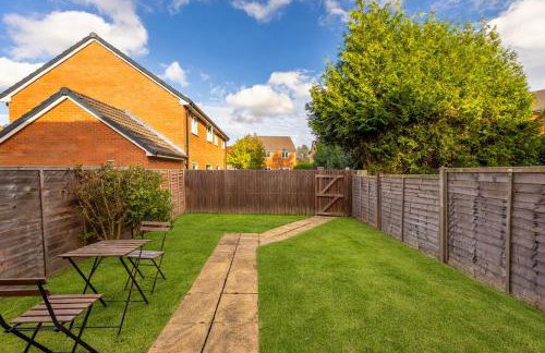 Stylish 3 Bedroom House - Excellent Location - Free Parking, Garden, Fast Wifi, Work Space and Self-Check-In by Yoko Property - Foto 12