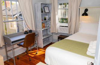 Bright and Sunny Springfield Carriage House - Photo 13