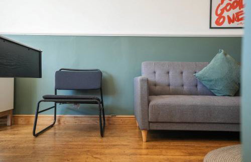 Stupton House, Large 3 Bed House that Sleeps 8 with Full Size Pool Table & FREE Parking - Hosted by Stay Host Save - Foto 44