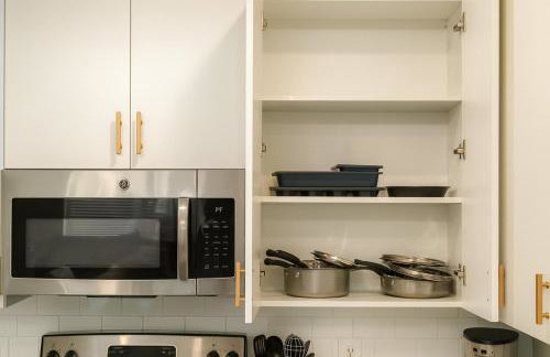 Elegant 2BR w Resort Pool and Lounge Areas 3 - Photo 15