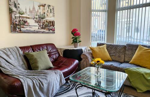 4 bed rooms 5 double beds holidays house near train station - Foto 6